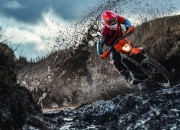 开云足球直播-南美雄鹰展翅，欧洲中场主宰—秘鲁的坚韧与罗德里的艺术