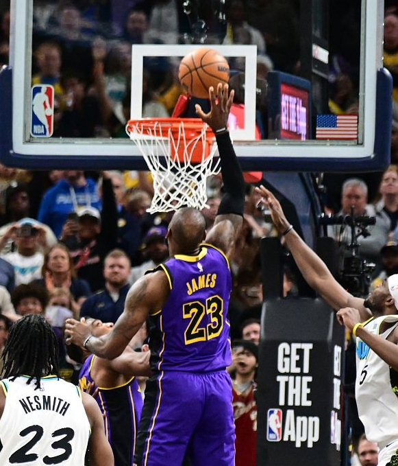 公牛绝地反击马刺，浓眉一己之力扛起全队的简单介绍