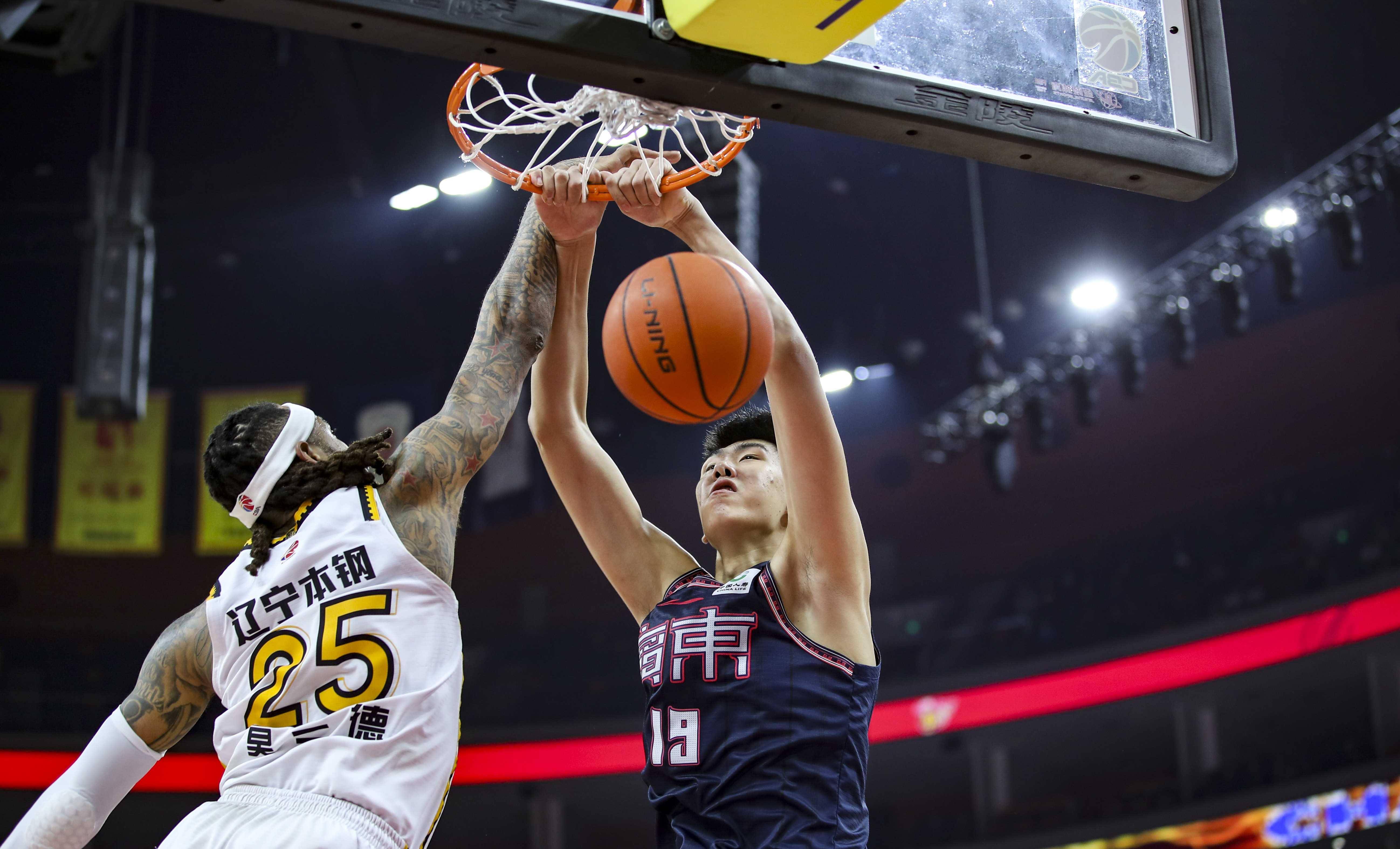 精彩绝伦的篮球战，球员表现令人惊艳！