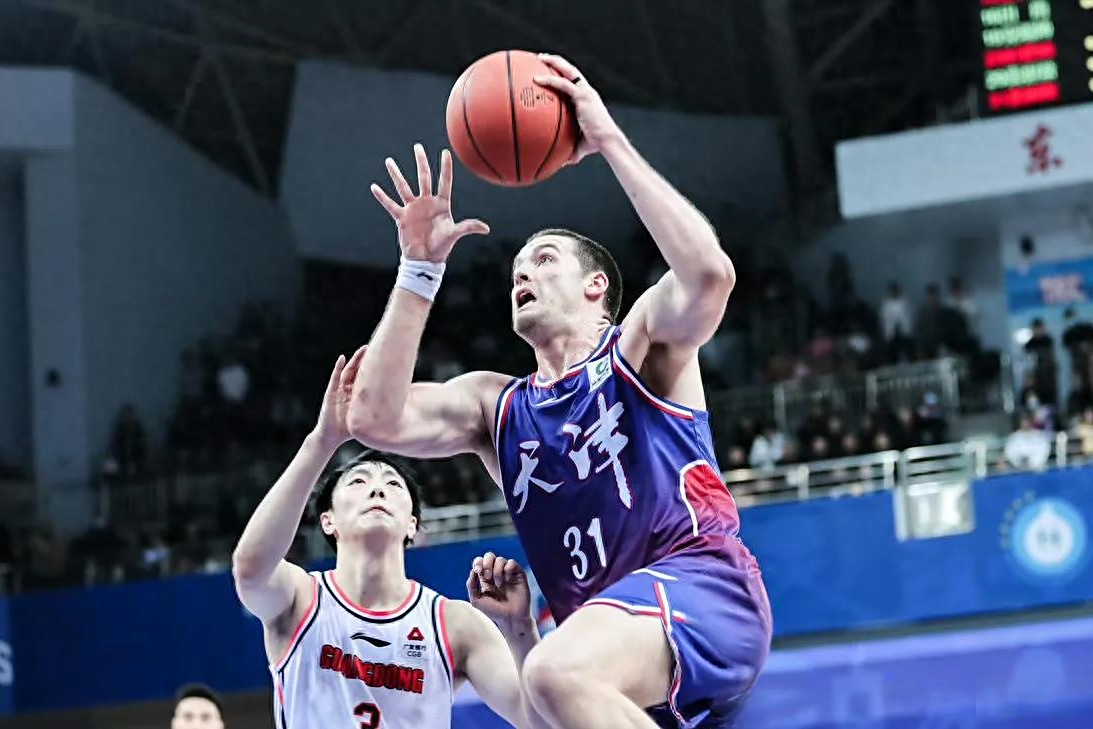 精彩绝伦的篮球战，球员表现令人惊艳！