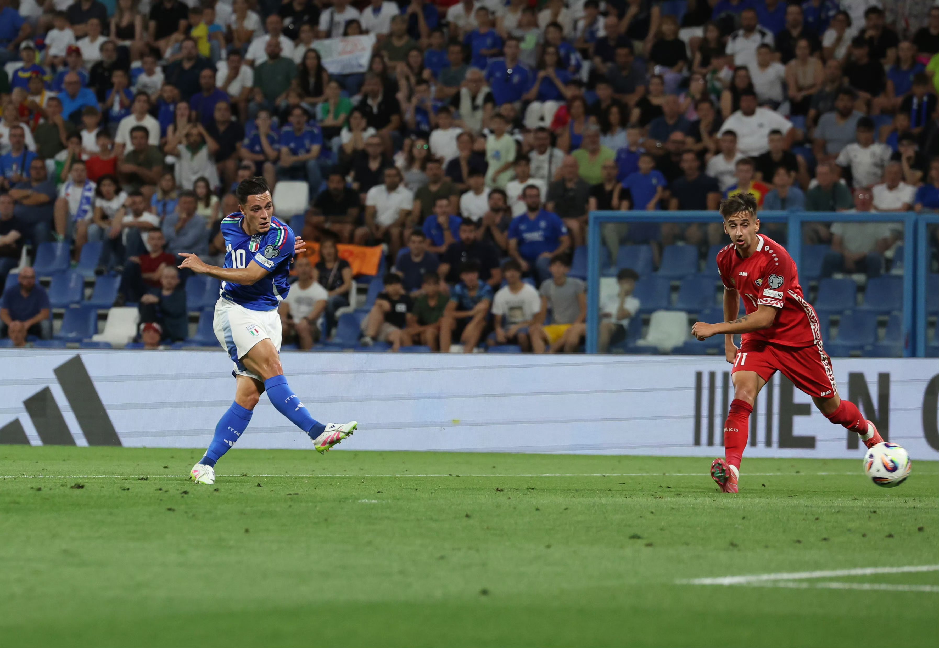 欧洲球员在比赛中奋勇拼搏，争取胜利的简单介绍