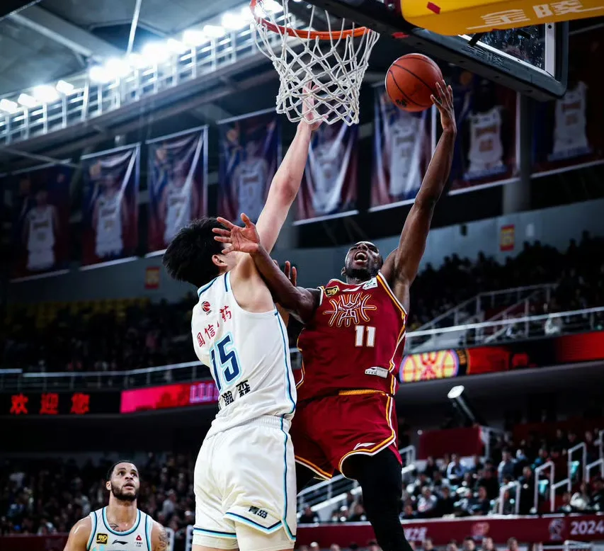 湖南男篮球员拼尽全力，赢得关键比赛
