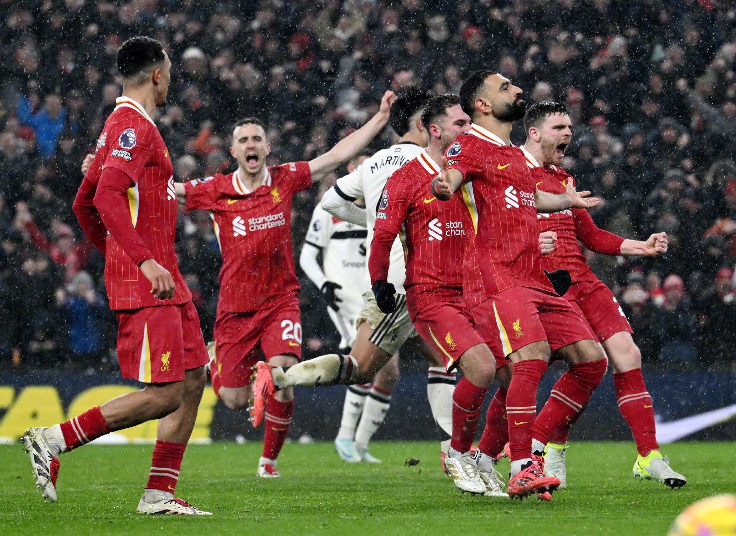 包含利物浦战平曼联，英超榜首争霸战一触即发的词条