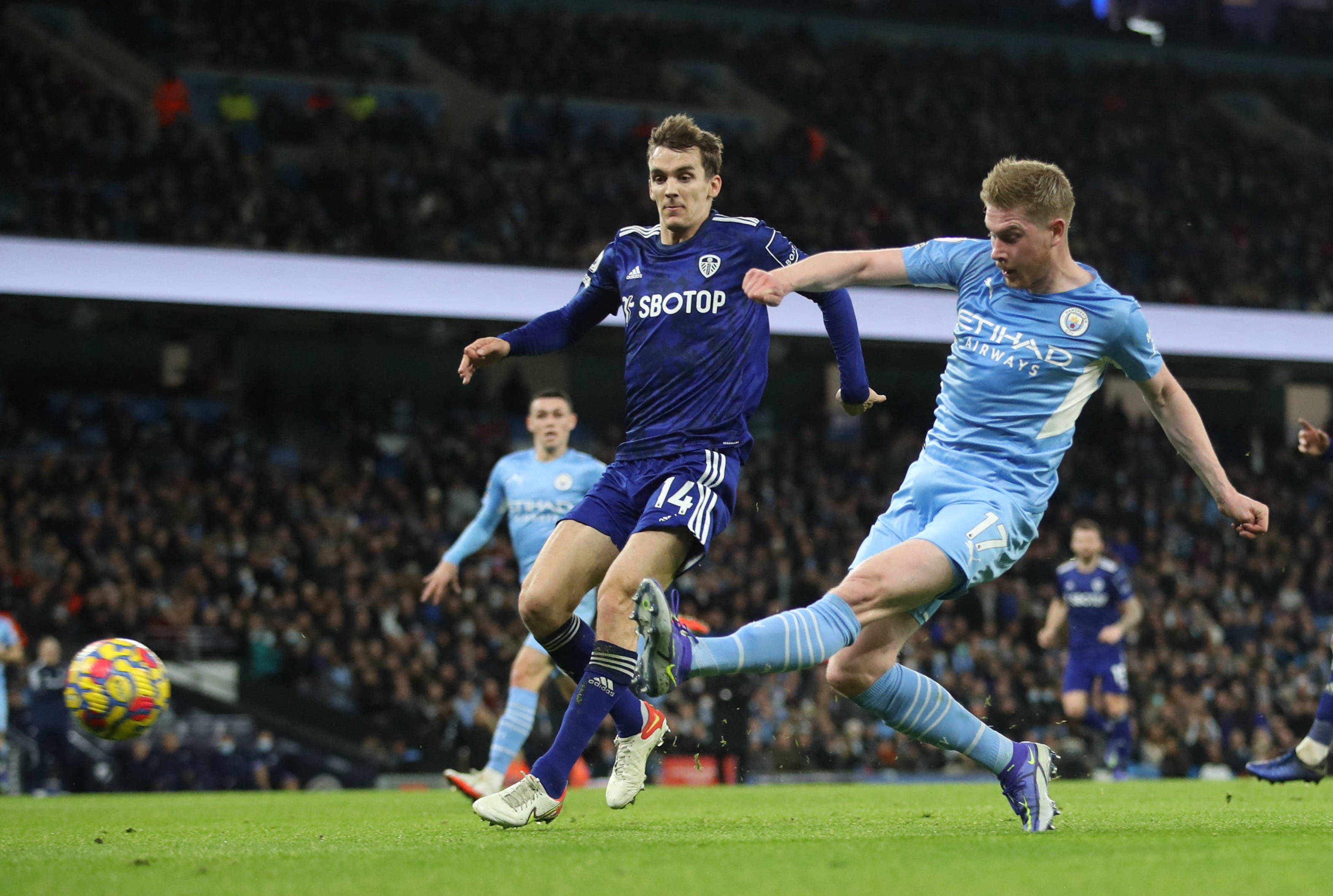 曼城客场大胜，守住领先位置