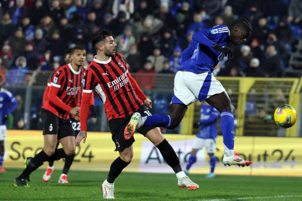 AC米兰客场逆转胜利，赢得关键三分的简单介绍