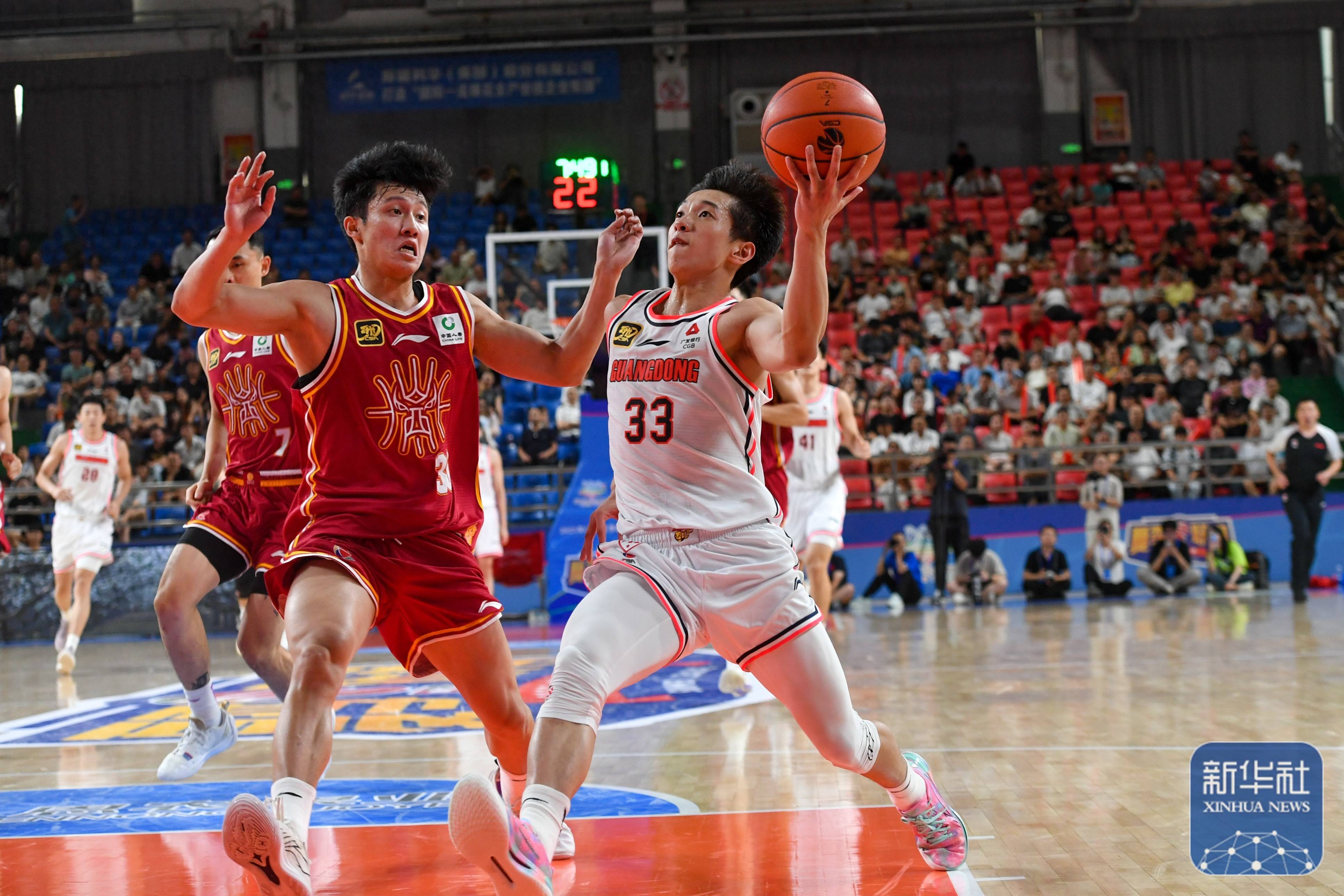 男子篮球联赛启动新一季，球迷热情高涨的简单介绍