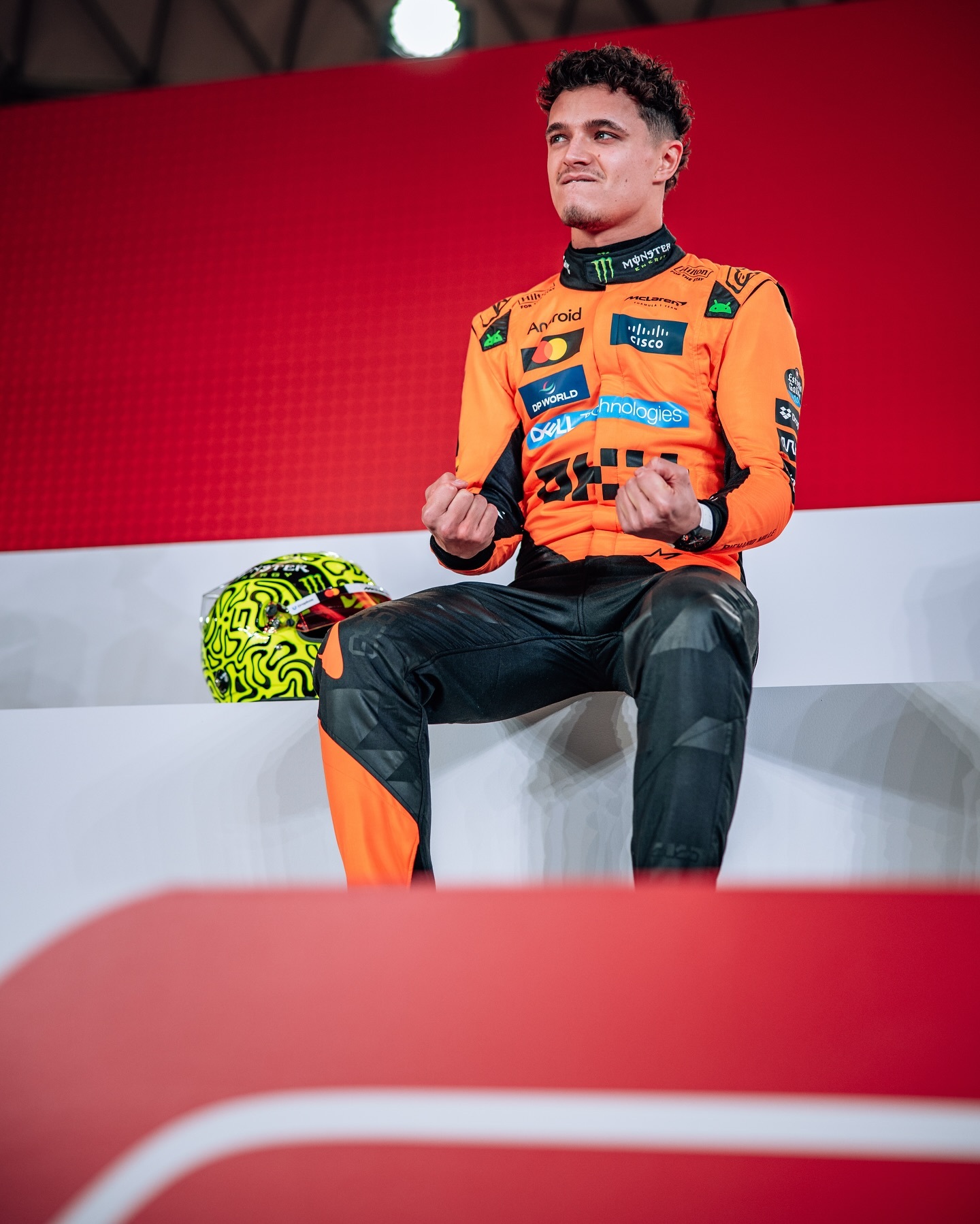 包含雷诺车队翻盘红牛二队，皮亚斯特里点燃赛场的词条