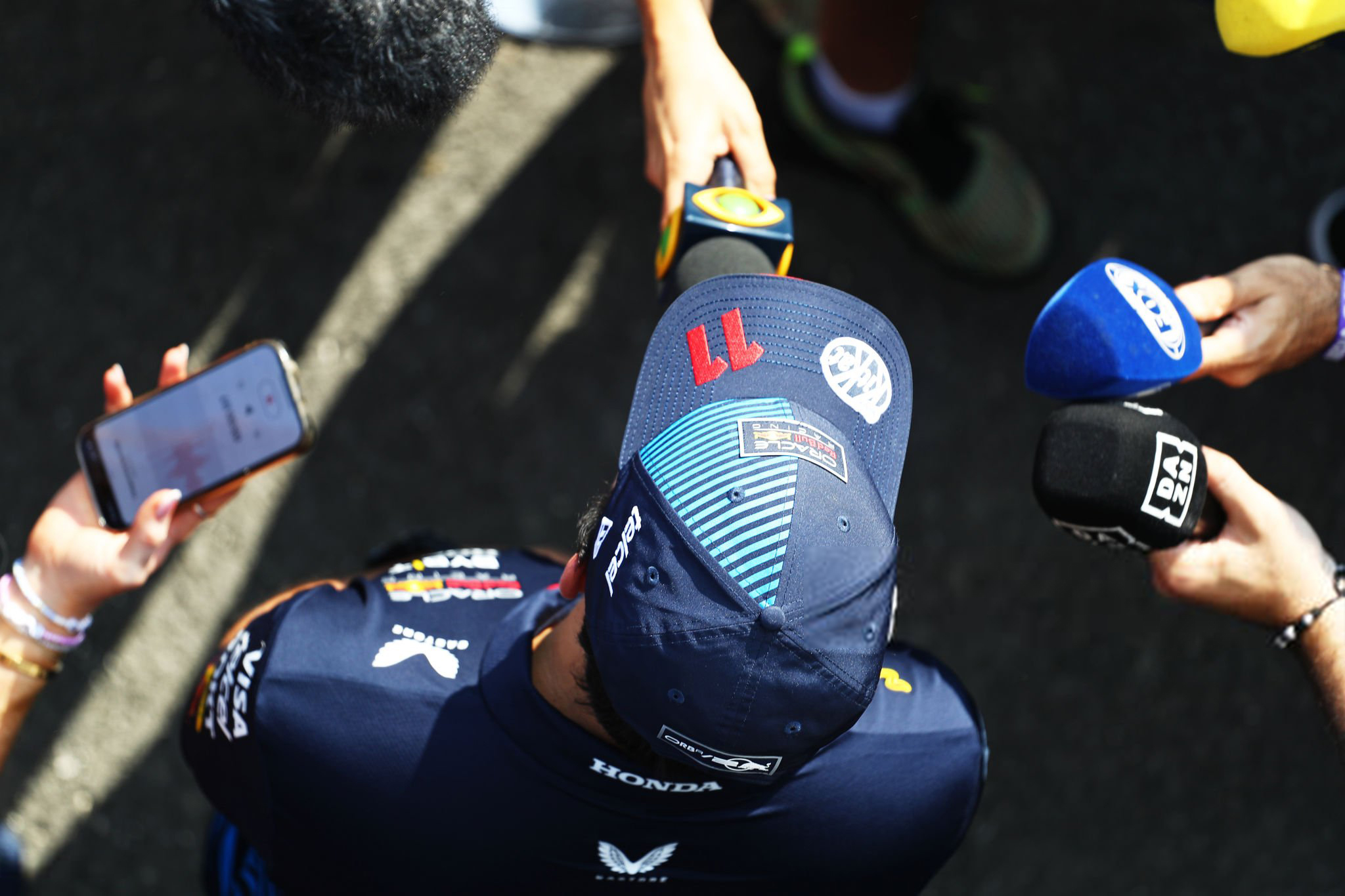 关于红牛车队完胜法拉利，佩雷兹高光表现的信息