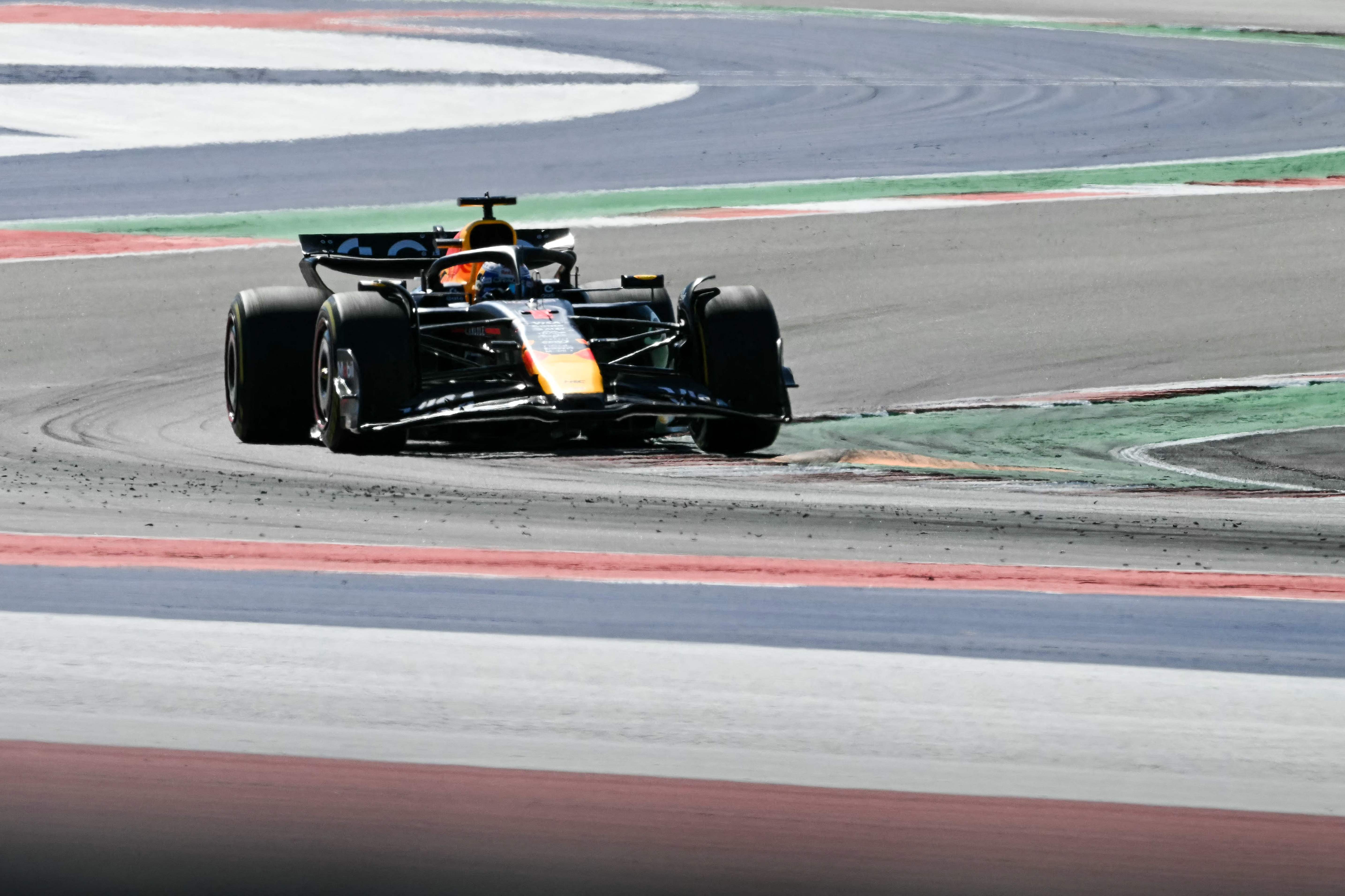 关于梅赛德斯碾压迈凯伦，维斯塔潘状态火热的信息