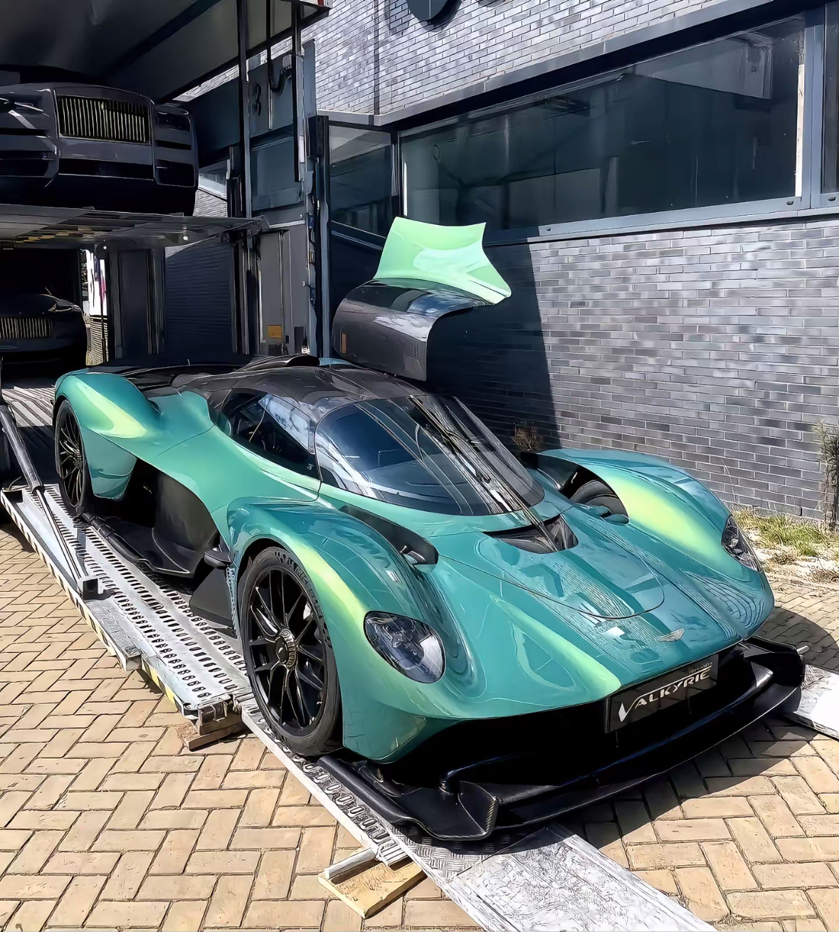 阿斯顿马丁轻取哈斯车队，阿隆索惊艳四座