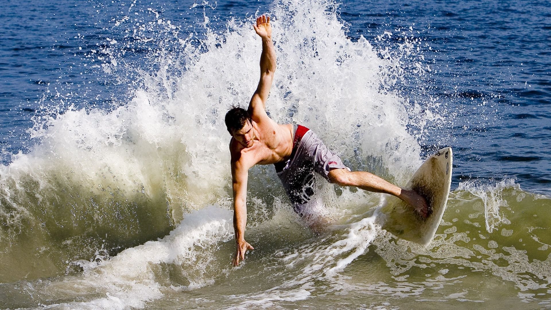 赛道上的艺术，阿斯顿马丁轻取雷诺，维斯塔潘带队诠释完美胜利